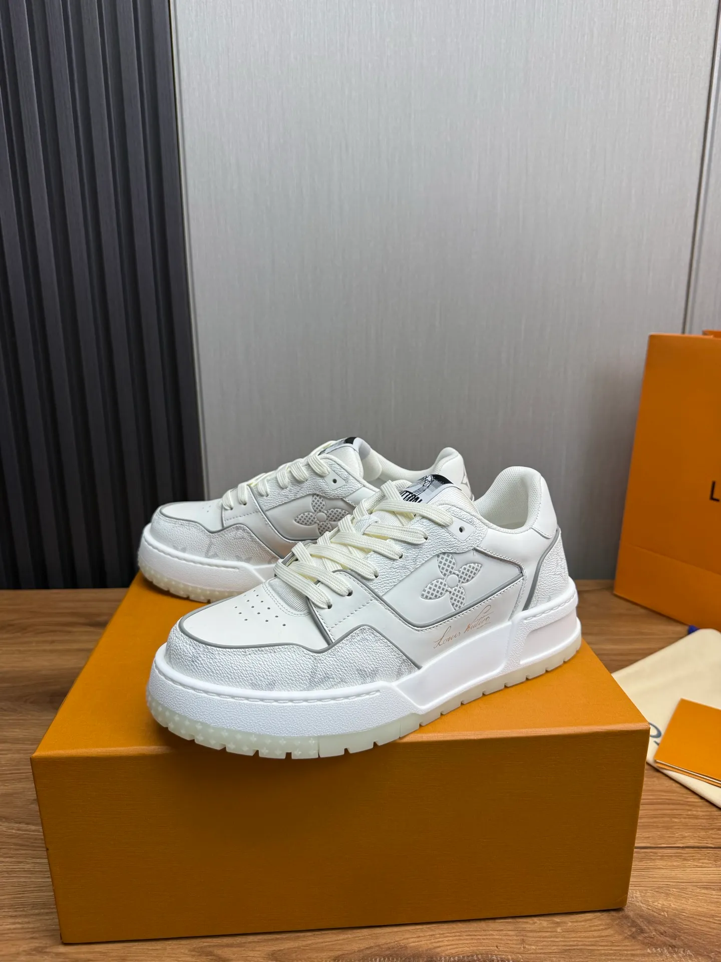 Men's shoes 💰860💰 LV. High version counters are on sale at the same time ⬆️ Men's new sneakers 🔥 The uppers are imported cowhide; "High-end, high-end, classy, ​​noble" workmanship is exquisite (original cowhide is used inside), soles: Original outsole specially provided by the original factory, taken in real life 🎬. Yardage: 38-44. (38.45 can be customized)